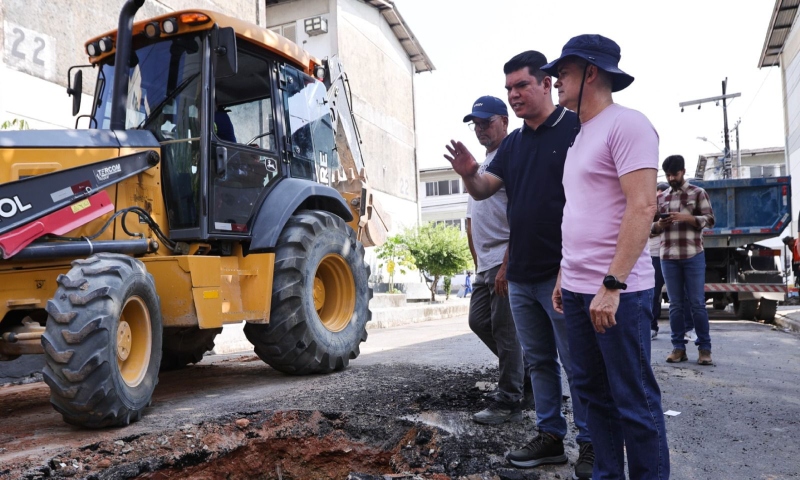 Prefeito David Almeida vistoria serviço em rede de drenagem há 30 anos sem manutenção, no conjunto Tocantins