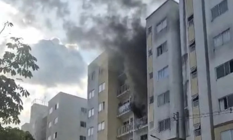 Moradores são socorridos às pressas após apartamento pegar fogo em Manaus; veja vídeos