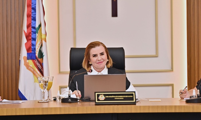 Presidente do TCE-AM, Yara Amazônia Lins, entrega medalhas do Colar do Mérito de Contas