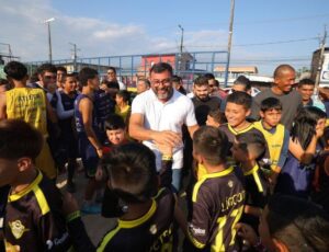 Governador Wilson Lima entrega Campo do Vermelhão revitalizado no bairro Mauazinho; veja vídeo