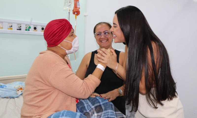 Isabelle Nogueira faz visita surpresa e leva alegria a pacientes com câncer na Fundação Cecon