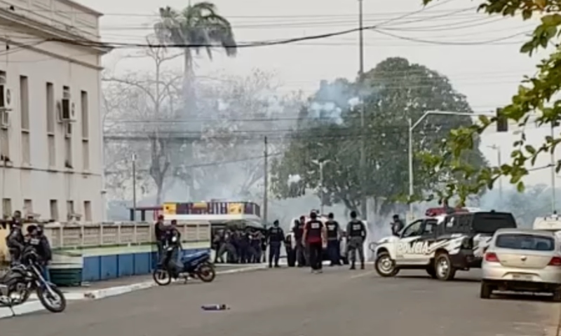 Garimpeiros atacam PF em Humaitá após operação contra garimpo ilegal; veja vídeos