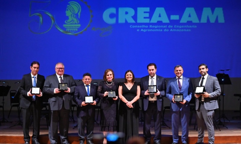 Presidente do TCE-AM é homenageada em cerimônia de 50 anos do Crea-AM