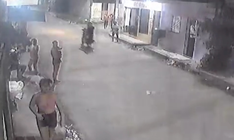 Vídeos mostram momento em que jovem é assassin4d0 após carreata em Manaus; veja