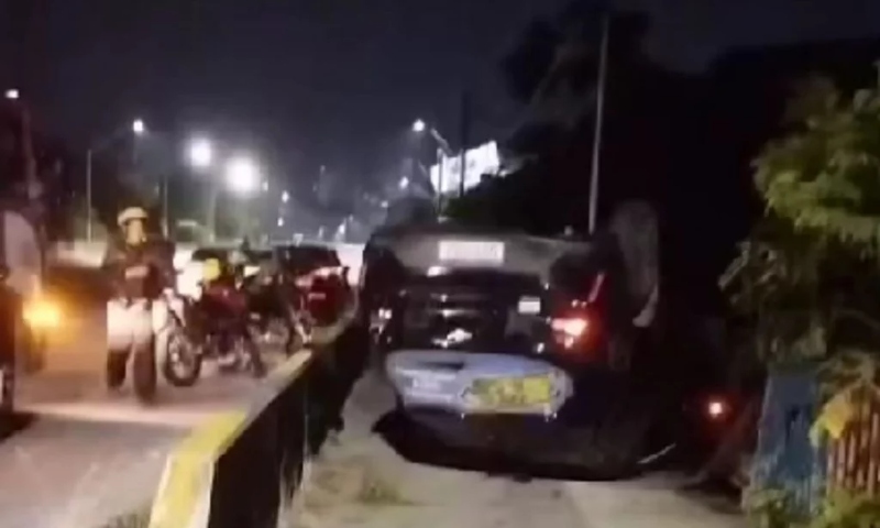 “Foi por pouco”: carro capota várias vezes e quase cai de ponte em avenida de Manaus; veja vídeo