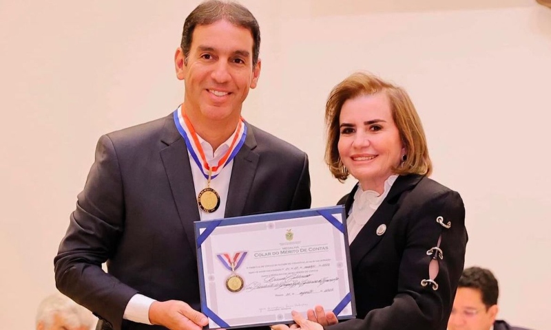 Dissica Calderaro recebe Colar de Mérito de Contas do TCE-AM: “coração repleto de gratidão”