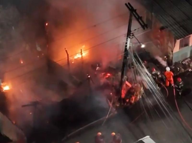 Tragédia: família perde tudo durante incêndio devastador no Alvorada; veja vídeo