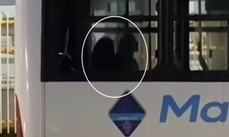 Motorista pede para passageira descer e faz sap3c4gem com mulher dentro de ônibus; veja vídeo
