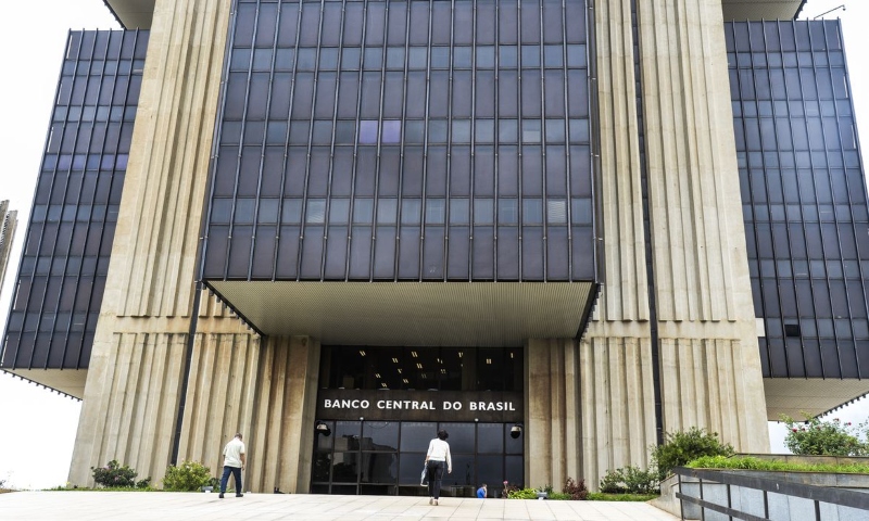 Mercado eleva projeções de inflação e PIB; veja