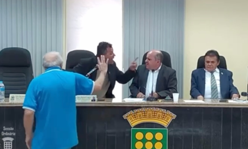 Tudo gravado: vereadores saem na poh4da durante sessão na Câmara Municipal; veja vídeo