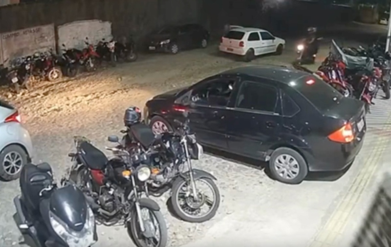 Veja momento em que casal é metr4lhado por mais de 10 bandidos