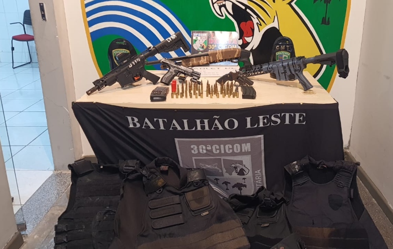 Polícia Militar apreende fuzis e impede ch4cina na comunidade Valparaíso