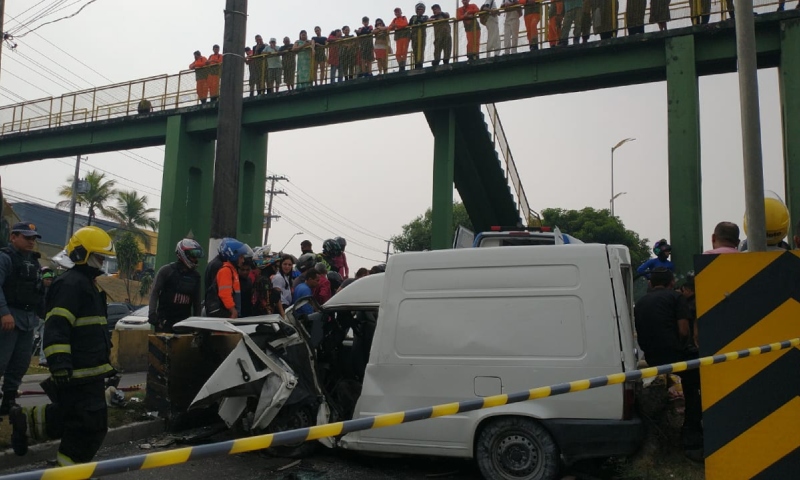 Urgente: grave acidente na Torquato Tapajós deixa trânsito caótico e vítima presa nas ferragens; veja vídeo
