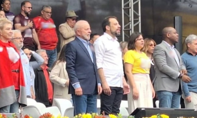 Pegou Mal: Boulos apaga vídeo do hino nacional versão ‘Todes’ durante comício com Lula; veja vídeo
