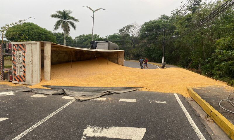 Carreta com 24 toneladas de milho tomba na Rotatória das Letras