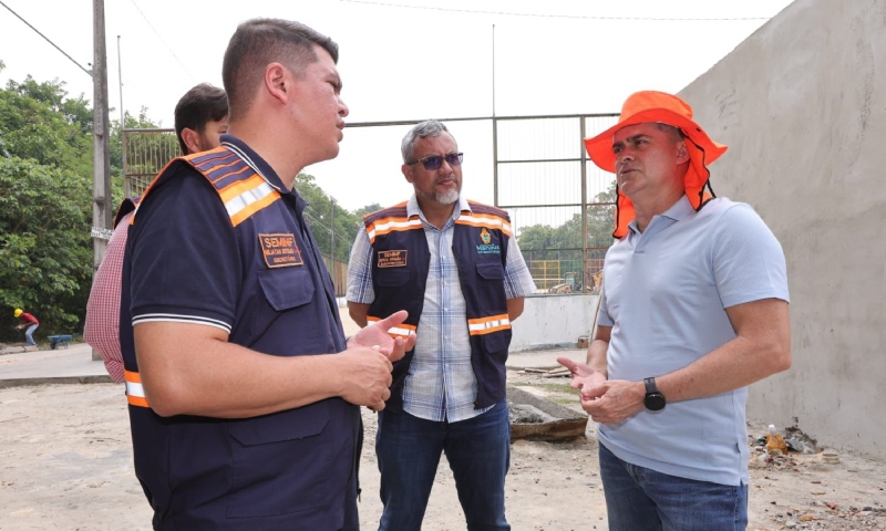 Prefeito David Almeida fiscaliza andamento de obras em espaços esportivos