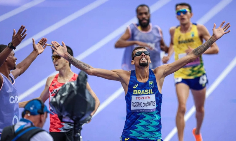 Julio Cesar conquista primeiro ouro do atletismo nas Paralimpíadas de Paris e bate recorde mundial