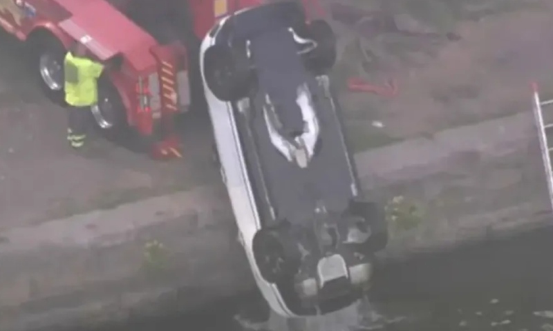 Prazer perigoso: casal se distrai enquanto faz s3xo s3lvagem em carro e acaba caindo no rio
