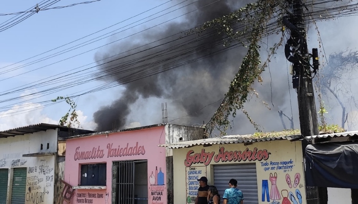 Incêndio de grandes proporções deixa moradores do Terra Nova em pânico; veja vídeos