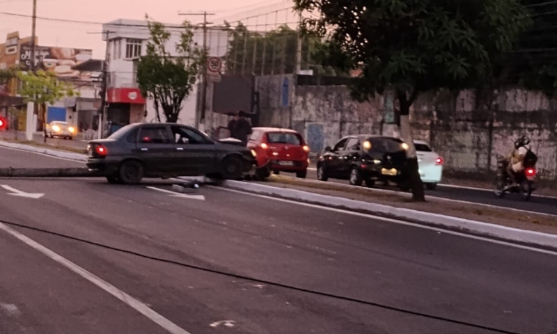 Motorista derruba poste e Av. Constantino Nery fica interditada