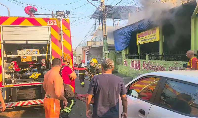 Casa é tomada pelas chamas durante inc3nd10 no Petrópolis
