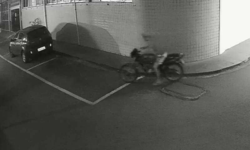 Vídeo mostra momento em que bandido rouba moto de estacionamento de SPA em Manaus; veja