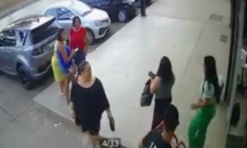 Dondoca desce do salto e protagoniza UFC em loja de maquiagem; veja vídeo