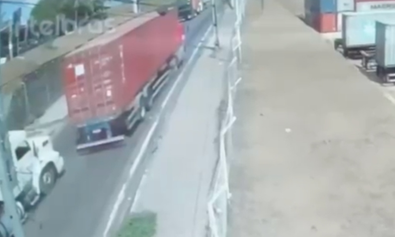 Exclusivo: veja momento que carreta esm4ga carro em movimento na zona Sul de Manaus