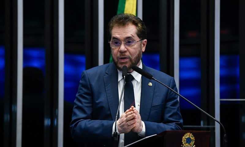 “Basta ter coragem, o que falta a alguns senadores”, diz senador Plínio Valério sobre impeachment de ministros do STF