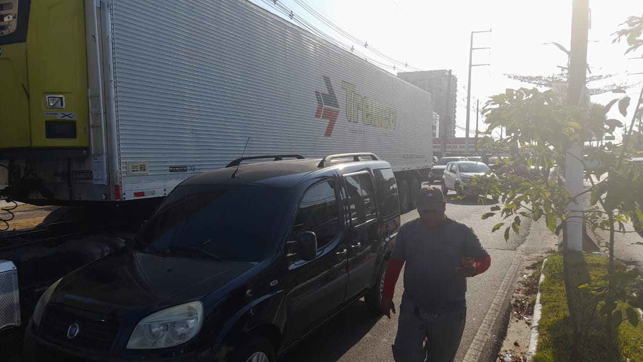 Acidente com carreta deixa duas pessoas feridas, na Avenida Coronel Teixeira; veja vídeos