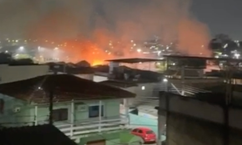 Incêndio de grandes proporções se espalha no Morro da Liberdade; veja vídeo