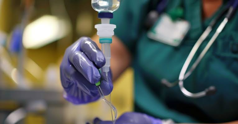 Negligência fat4l: Enfermeira substitui remédio por água de torneira e m4ta 9 pacientes em Hospital