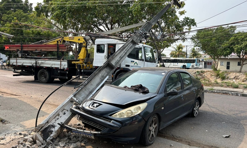 Motorista perde o controle de carro e destrói poste no Igarapé do Passarinho em Manaus; veja vídeo