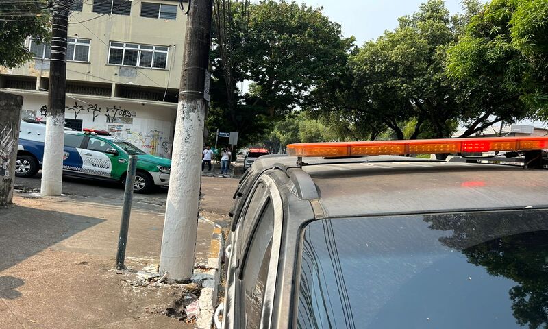 Corpo de homem em decomposição é encontrado em terreno baldio no Centro