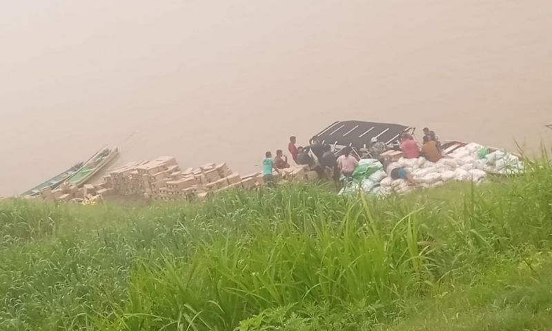 “Foi a própria população”, revela trabalhador de balsa saqueada no Amazonas; veja vídeo