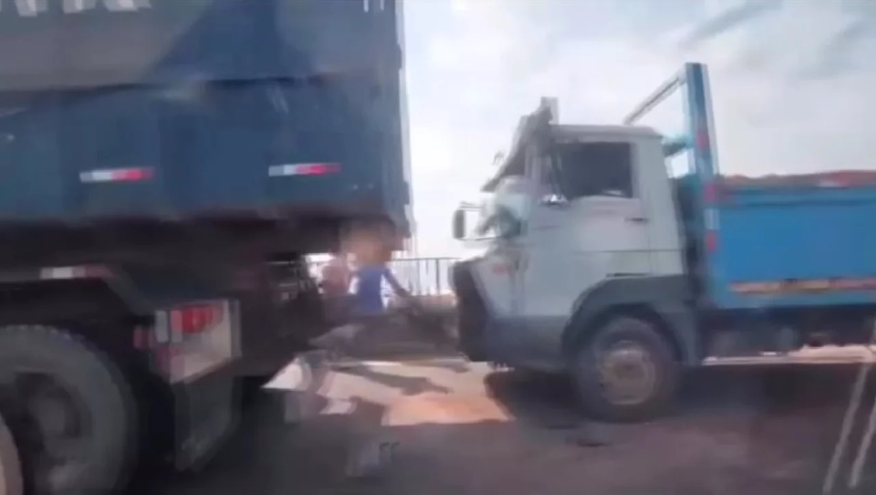 Caminhões causam grave acidente na Ponte Rio Negro; veja vídeo