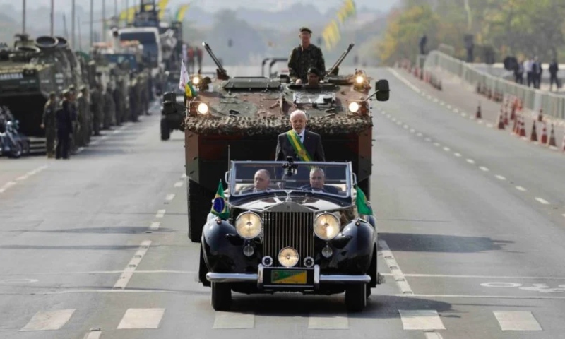 “Cadê o povo?”: desfile do 7 de setembro com Lula reúne quase ninguém na Esplanada