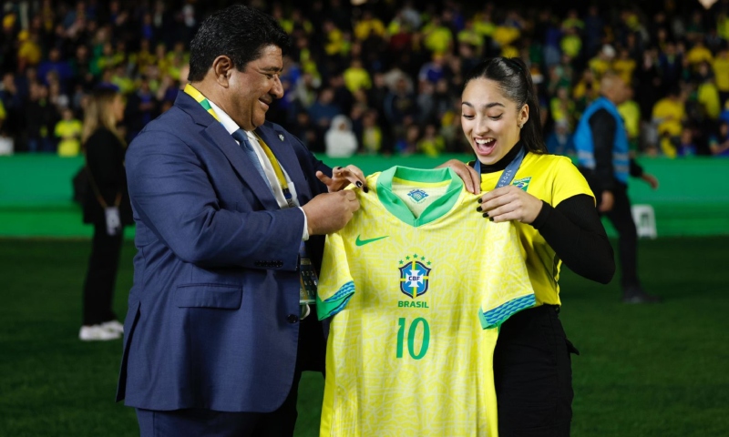 CBF homenageia ginasta Julia Soares, medalhista olímpica nos Jogos de Paris