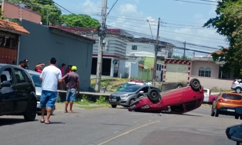 Pastor passa mal enquanto dirige e capota carro na zona Sul de Manaus; veja