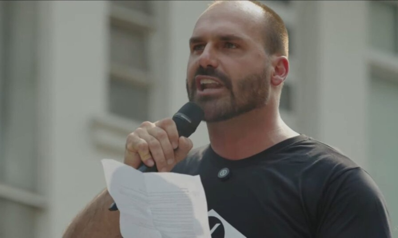 Eduardo Bolsonaro diz que Moraes é “psic0p4ta” durante protesto na Avenida Paulista; veja vídeo