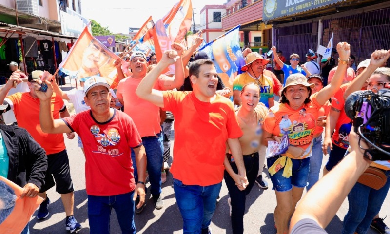 Renato Júnior recebe apoio da população em caminhada na zona Leste