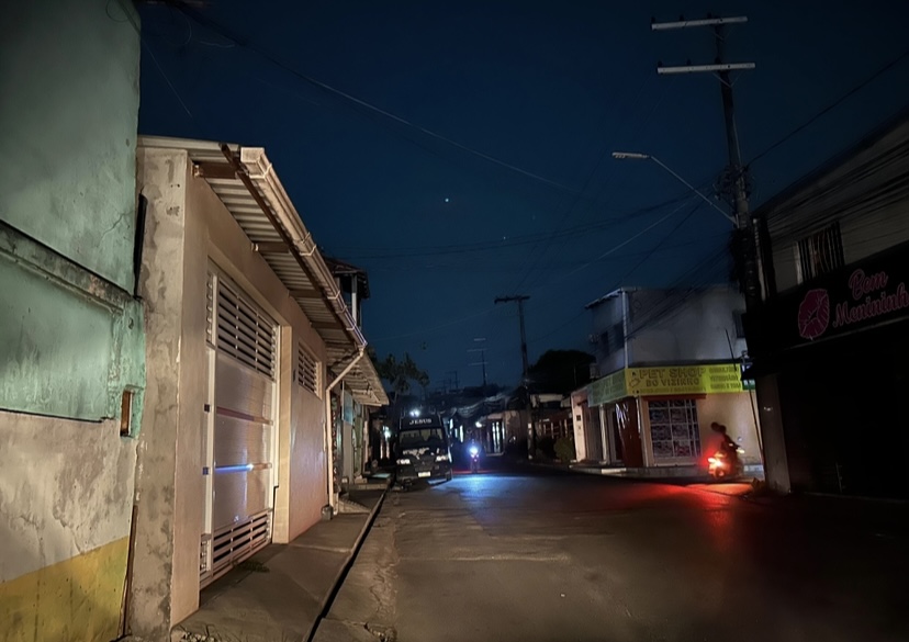 ‘Calorão’: Amazonas Energia deixa mais de sete bairros sem luz e sem previsão de retorno