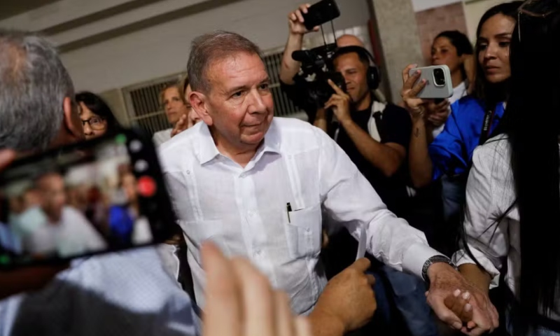Perseguido pelo governo Maduro, Edmundo González chega à Espanha para asilo político