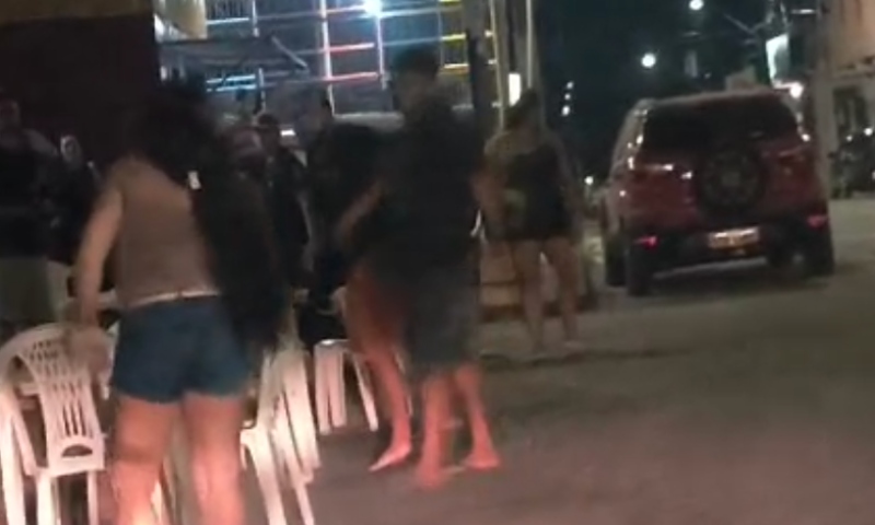 Covardia: homem é flagrado agr3d1ndo mulher em praça pública de Manaus; veja vídeo