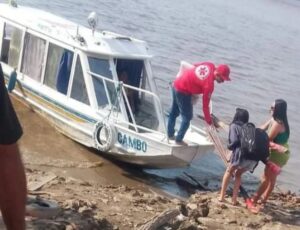 Denúncia eleitoral: ambulancha de Parintins é usada para transportar material de campanha de Mateus Assayag