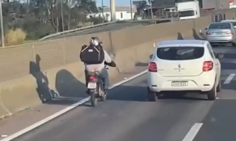 Tudo filmado: motoqueiro m0rre esm4gado por caminhão durante br1ga no trânsito; veja vídeo