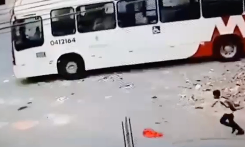 Perigo: sozinhas dentro de ônibus, crianças soltam freio de mão e o pior quase acontece na ZL de Manaus; veja vídeo