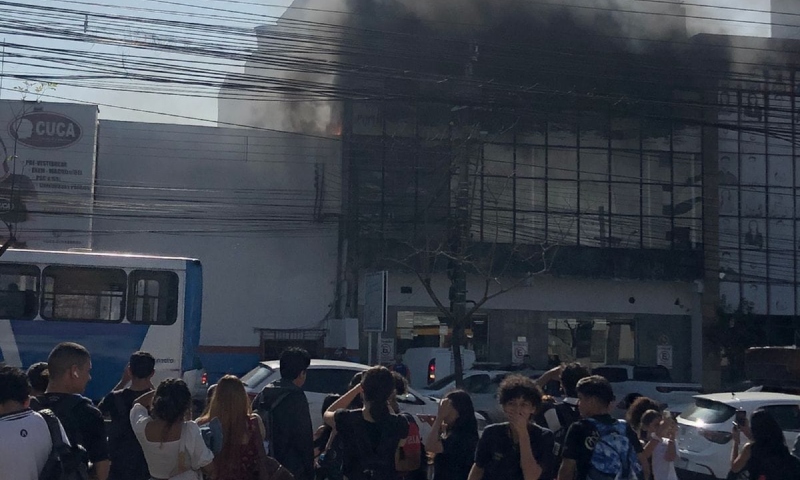 Urgente: cursinho preparatório “Cuca” pega fogo na Djalma Batista