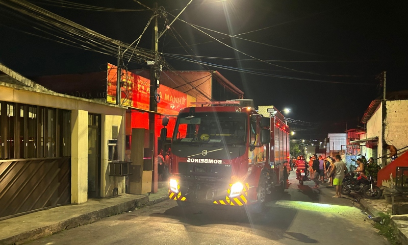 Urgente: escola pega fogo na zona Leste de Manaus; veja