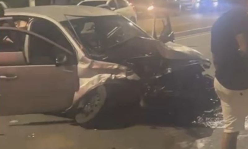 Carros colidem de frente e ficam destruídos na Av. do Turismo